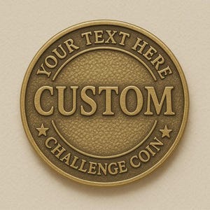 Pode incluir: Uma moeda de desafio redonda, cor de bronze, com a palavra "CUSTOM" em destaque no centro. A moeda apresenta o texto "YOUR TEXT HERE" na parte superior e "CHALLENGE COIN" na inferior, com estrelas.