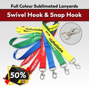Könnte beinhalten: Eine Auswahl an vollfarbigen, sublimierten Lanyards mit Dreh- und Karabinerhaken. Die Lanyards sind in verschiedenen Farben wie Gelb, Grün, Blau und Rot gehalten und mit Text bedruckt. Eine 50 % Rabatt-Aktion wird angezeigt.