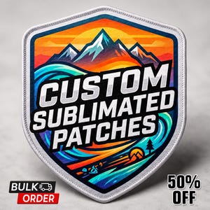 Op de afbeelding: Een schildvormige patch met een berg- en golfontwerp, met de tekst "CUSTOM SUBLIMATED PATCHES" in het wit. De patch heeft een kleurrijk ontwerp met oranje, blauwe en paarse tinten. De woorden "BULK ORDER" en "50% OFF" zijn ook zichtbaar.