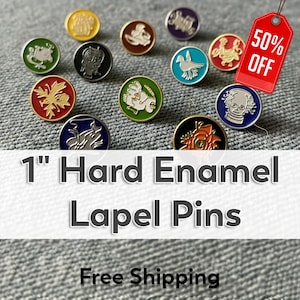 Könnte beinhalten: Eine Sammlung von 2,5 cm großen Hartemaille-Anstecknadeln mit verschiedenen farbenfrohen Designs. Die Anstecknadeln zeigen Bilder von Tieren, Figuren und abstrakten Formen, vor einem grauen Stoffhintergrund. Ein rotes Etikett zeigt einen Rabatt von 50 % an.