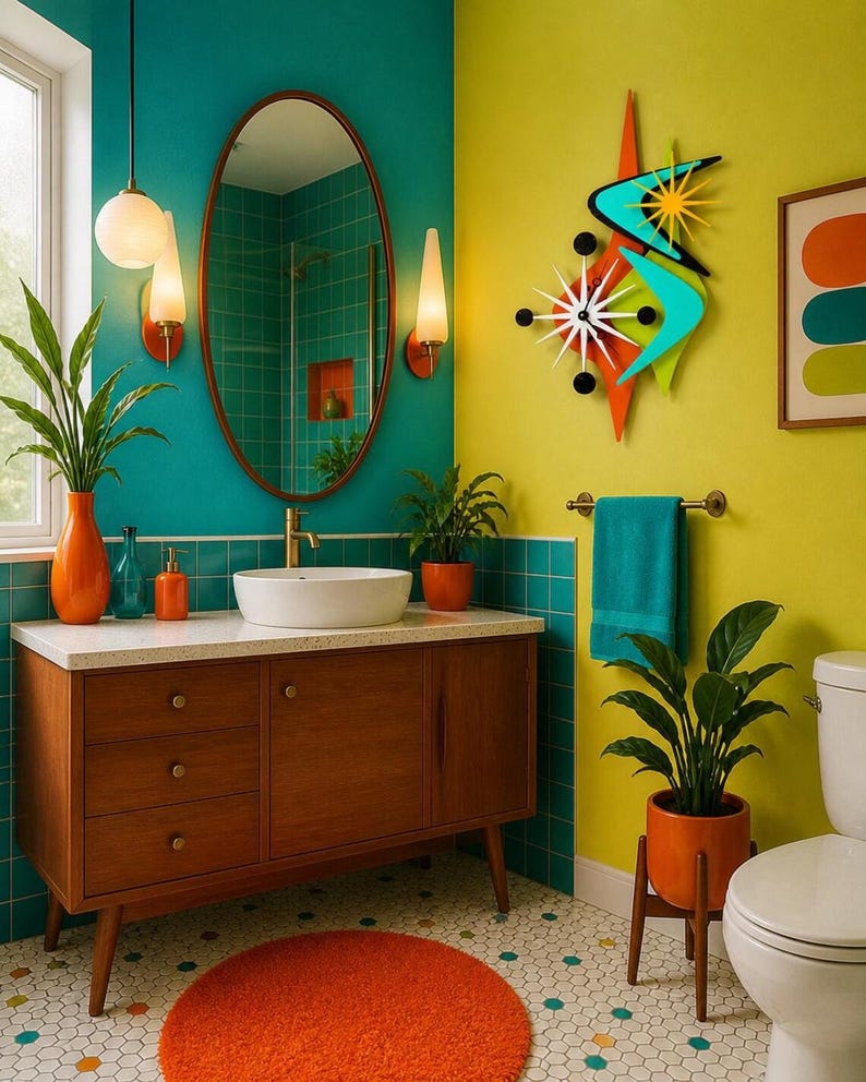 Op de afbeelding: Een badkamermeubel met houten kast, wit aanrechtblad en waskom. Het interieur bevat een ovale spiegel, een wandklok in stervorm, turquoise en gele muren, een rond oranje tapijt en diverse planten in oranje bloempotten.