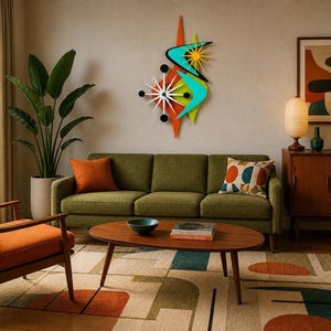 Op de afbeelding: Een wandklok met een sterrenontwerp, een witte wijzerplaat, zwarte wijzers en zwarte ronde markeringen. De klok is geaccentueerd met grote, overlappende geometrische vormen in levendige kleuren zoals oranje, turquoise en limoengroen.