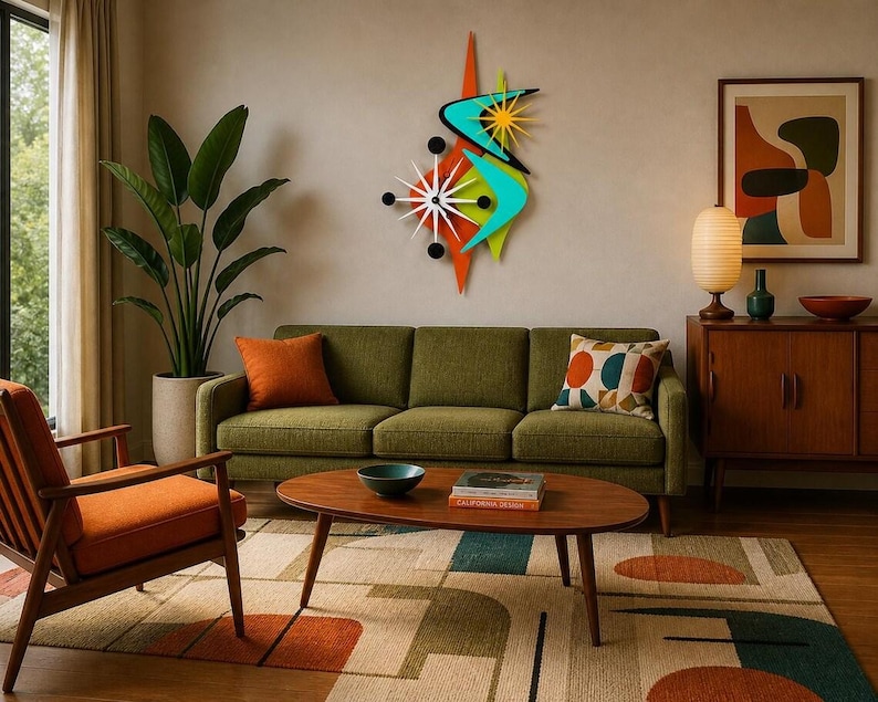 Op de afbeelding: Een wandklok met een sterrenontwerp, een witte wijzerplaat, zwarte wijzers en zwarte ronde markeringen. De klok is geaccentueerd met grote, overlappende geometrische vormen in levendige kleuren zoals oranje, turquoise en limoengroen.