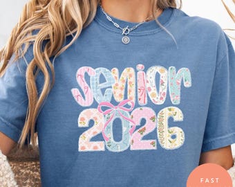 Camiseta Comfort Colors Senior 2026, regalo retro de graduación de la clase 2026, camiseta preppy para estudiantes de secundaria, camiseta floral coqueta para estudiantes de secundaria, camiseta de graduación
