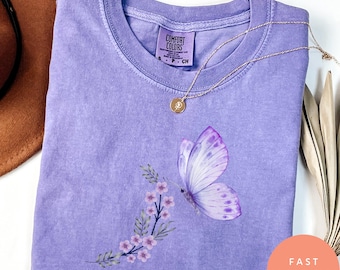 Chemise florale papillon, t-shirt botanique couleurs confort, cadeau pour elle, t-shirt graphique à fleurs, t-shirt esthétique printanier, cadeau papillon
