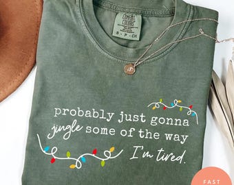 Camiseta Comfort Colors com música natalina, provavelmente vai tocar um pouco do jeito que estou cansado, camiseta engraçada de Natal