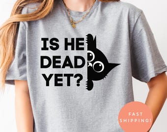 Camiseta "¿Ya está muerto?" de Comfort Colors®, camiseta política de gato negro, camiseta de protesta contra Trump, regalo liberal divertido, camiseta con gráfico de humor negro