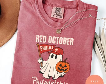 Koszulka z motywem ducha Halloween Red October Comfort Colors, koszulka z motywem Philadelphia, koszulka z motywem upiornego baseballu na Halloween, koszulka z motywem ducha Halloween Philadelphia