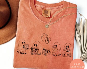 Comfort Colors® söt spökbokströja, Halloween-lärargåva, bokälskare-spöktröja, läströja för läsning under lässäsongen, höstbibliotekarie-outfit