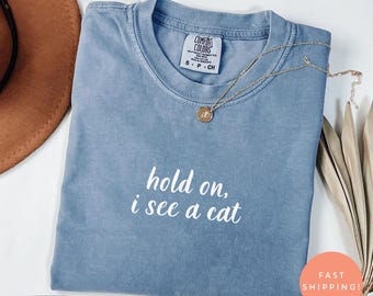 Comfort Colors® Håll fast, jag ser en katt, kattälskare, kattälskare, kattvän, kattperson, trendig dam-T-shirt, kattmamma