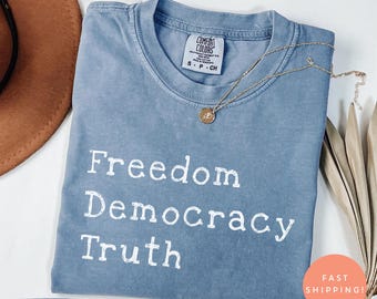Camiseta Libertad, Democracia y Verdad Comfort Colors®, camiseta sutil anti Trump de FDT, camiseta de protesta prodemocracia, regalo minimalista para activistas