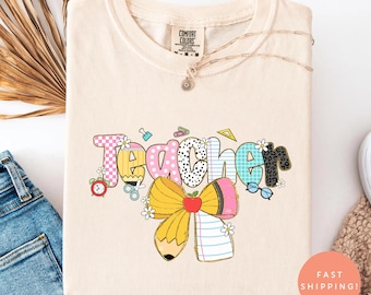 Camiseta Comfort Colors® Teacher Doodle, linda camiseta de regreso a clases, top con estampado de útiles escolares, regalo para maestros de preescolar y jardín de infantes
