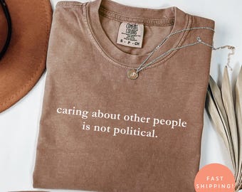 Camiseta Comfort Colors® "Preocuparse por los demás no es político", camiseta de justicia social, amabilidad por encima de la política, regalo para activistas feministas