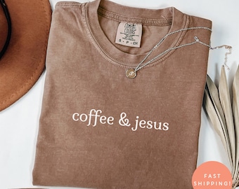 Camiseta Comfort Colors® &quot;Café y Jesús&quot;, camiseta de fe cristiana, camiseta con cafeína religiosa, camiseta con versículo bíblico, regalo para ella, camiseta extragrande