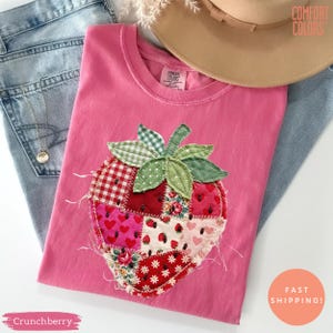 Camisa Comfort Colors® con estampado de fresas en patchwork sintético, camiseta con estampado de fresas, camisa de estilo vintage teñida en prenda, camisa acolchada con estampado de patchwork sintético.