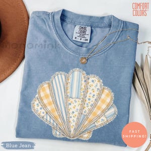 Skjorta med konstgjord snäckskal i bekväma färger, t-shirt med kustgrafik på stranden, söt t-shirt med havsestetik och sommarvibbar, vintage boho-topp