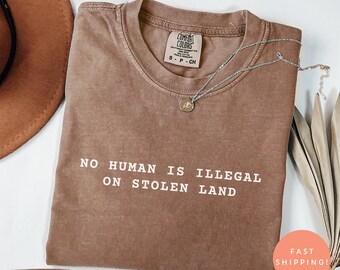 Comfort Colors® No Human Is Illegal on Stolen Land Shirt, Pro Imwanderungs-T-Shirt, Anti-Rassismus-T-Shirt, soziale Gerechtigkeit-Menschenrechte-Top