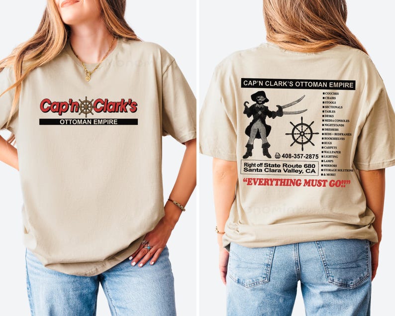 Peut inclure: Un t-shirt beige &agrave; manches courtes avec le texte rouge Cap'n Clark's Ottoman Empire sur le devant. Le dos pr&eacute;sente un graphique de pirate, une roue de navire, le texte Cap'n Clark's Ottoman Empire, une liste de meubles et Everything Must Go.
