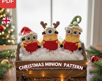 Peut inclure: Trois figurines Minion au crochet, vêtues pour Noël, avec des chapeaux et des tenues uniques, présentées dans une boîte en bois avec de la fausse neige. Le texte "CHRISTMAS MINION PATTERN" est visible.