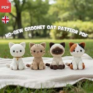 Può includere: Quattro figurine di gatto all'uncinetto in vari colori, tra cui bianco, beige e marrone, sono esposte su una coperta bianca. I gatti hanno diversi motivi e segni. Il testo in alto recita "NO-SEW CROCHET CAT PATTERN PDF".