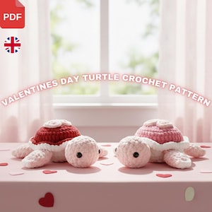Peut inclure: Deux tortues crochetées avec des carapaces roses et rouges, des accents blancs et des yeux noirs sont posées sur une surface rose. Le texte "VALENTINES DAY TURTLE CROCHET PATTERN" est au-dessus. Des confettis rouges en forme de cœur sont éparpillés.