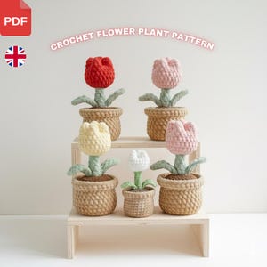Pode incluir: Plantas de tulipas de crochê em várias cores, incluindo vermelho, rosa, amarelo e branco, em vasos marrons tecidos em uma plataforma de madeira. O texto "CROCHET FLOWER PLANT PATTERN" está incluído.