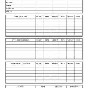 Op de afbeelding: Een zwart-wit workout logboek met secties voor het bijhouden van gewicht, slaap, calorieën en waterinname. Bevat secties voor core-, bovenlichaam-, onderlichaam-oefeningen en cardio, met ruimte om gewicht, herhalingen, tijd, afstand en intensiteit vast te leggen.