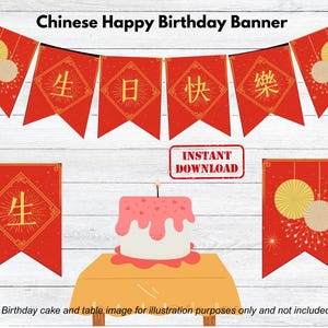 Puede incluir: Una pancarta roja de Feliz Cumpleaños Chino con detalles dorados y caracteres chinos. La imagen incluye una tarta con glaseado rosa y una vela. También se ven las palabras "Descarga instantánea".
