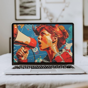 Op de afbeelding: Een zilveren laptop toont een kleurrijke pop-art afbeelding van een persoon die in een rood-witte megafoon schreeuwt. Het kunstwerk heeft een blauwe achtergrond met abstracte vormen en een persoon met rood haar.