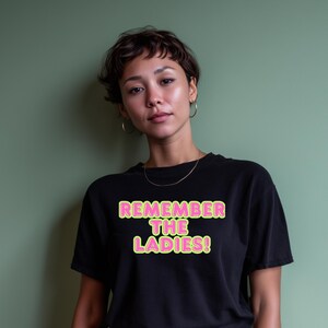 Erinnerung an das Damen T-Shirt Abigail Adams inspiriert Feministische Heldinnen #3 Neon Empowerment Womens Geschichte T-Shirt Stimmen der Courage Baumwolle