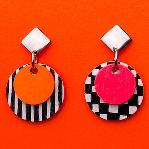 Orecchini a strati spaiati, a quadri e a righe, in bianco e nero