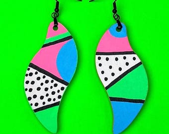 Pendientes asimétricos Memphis de colores neón: joyería llamativa de madera pintada a mano