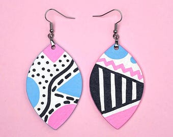 Pendientes Memphis abstractos pintados a mano: joyas llamativas de madera rosa y azul de The Paint Riot