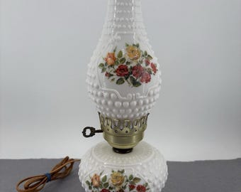 Vintage witte zoolplaat melkglas Hurricane elektrische tafellamp bloemdessin