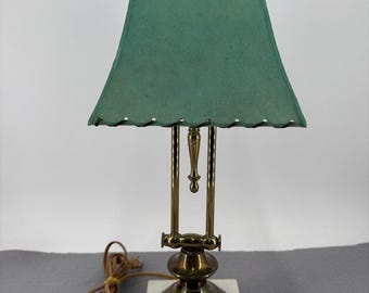 Lámpara de mesa francesa vintage Bouillotte de latón verde y dorado con base de mármol y bisagras.