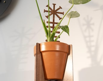 Soporte para plantas MCM y enrejado en forma de estrella en nogal o acrílico negro / Fabricado por JA Studio
