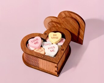 Caja de regalo con forma de corazón de nogal hecha a mano para guardar joyas, dulces o anillos.