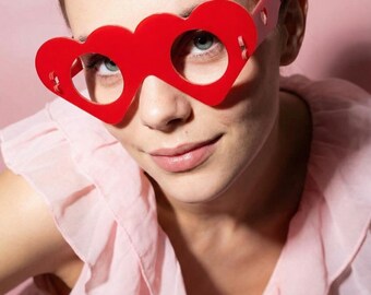 Tarjeta de San Valentín y gafas de acrílico rojo cortadas con láser hechas a mano. XOXO grabado en el lateral.