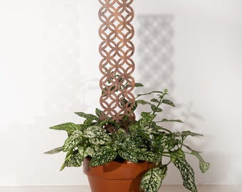 Soporte para plantas con diseño de celosía MCM – Nogal o acrílico negro / Fabricado por JA Studio