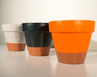 Macetas de terracota pintadas a mano — Acabados negro, hormigón o naranja cadmio / Fabricadas por JAStudio