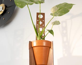 Soporte geométrico para plantas y enrejado MCM en nogal o acrílico negro / Fabricado por JA Studio