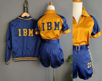 IBM damesbasketbaluniform uit de jaren 50, driedelig pulloverjack, overhemd en bloeiershort, rayonsatijn, vintage Felco, gestreept breisel