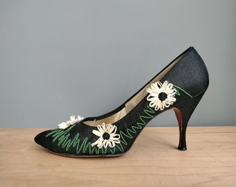 size 7.5 - 1950s Sabrina straw flower shoes, black linen, spike heels and pointy toes