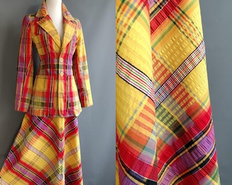 Traje de los años 70 de seersucker madras a cuadros arcoíris, falda larga y chaqueta tipo blazer, algodón amarillo, talla mediana, estilo vintage de los 70.