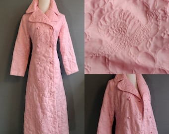 1950s pink snail !!! quilted coat, medium size, lightweight housecoat, quilt robe Barbara Lee