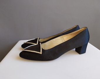 8 M - Chaussures Roger Vivier en satin de soie des années 1960, talons en amande avec boucle en strass, escarpins Saks Fifth Avenue doublés de cuir