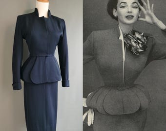 Kostüm von Lilli Ann aus den 1950er Jahren, bestehend aus Blazer und Rock, taillierte Jacke mit Blütenblatt-Schößchen, kleine Größe, marineblauer Gabardine