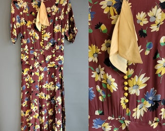 1930er Jahre Kleid, fehlerhaft aber tragbar, Rayon Blumenprint, chartreuse gelb und braun, sehr kleine Größe