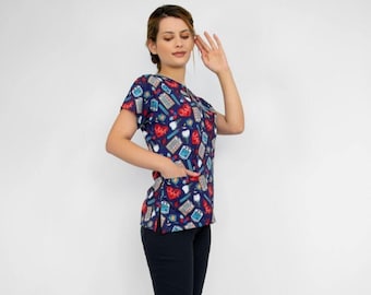 Uniforme médico colorido para mujer con pantalones elásticos azul marino y diseño con bolsillos, tejido transpirable para mayor comodidad en el trabajo.