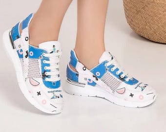 Orthopädische Turnschuhe mit blauem medizinischem Aufdruck für Damen - Atmungsaktive Krankenschwester-Schuhe mit weißem Netzdesign für Praxen, Spitäler und den täglichen Gebrauch